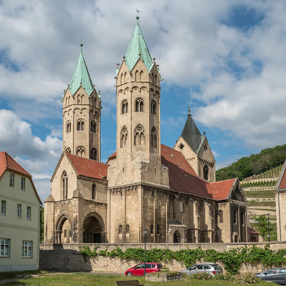 Picknickkorb mit Wein in den Weinbergen bei Freyburg